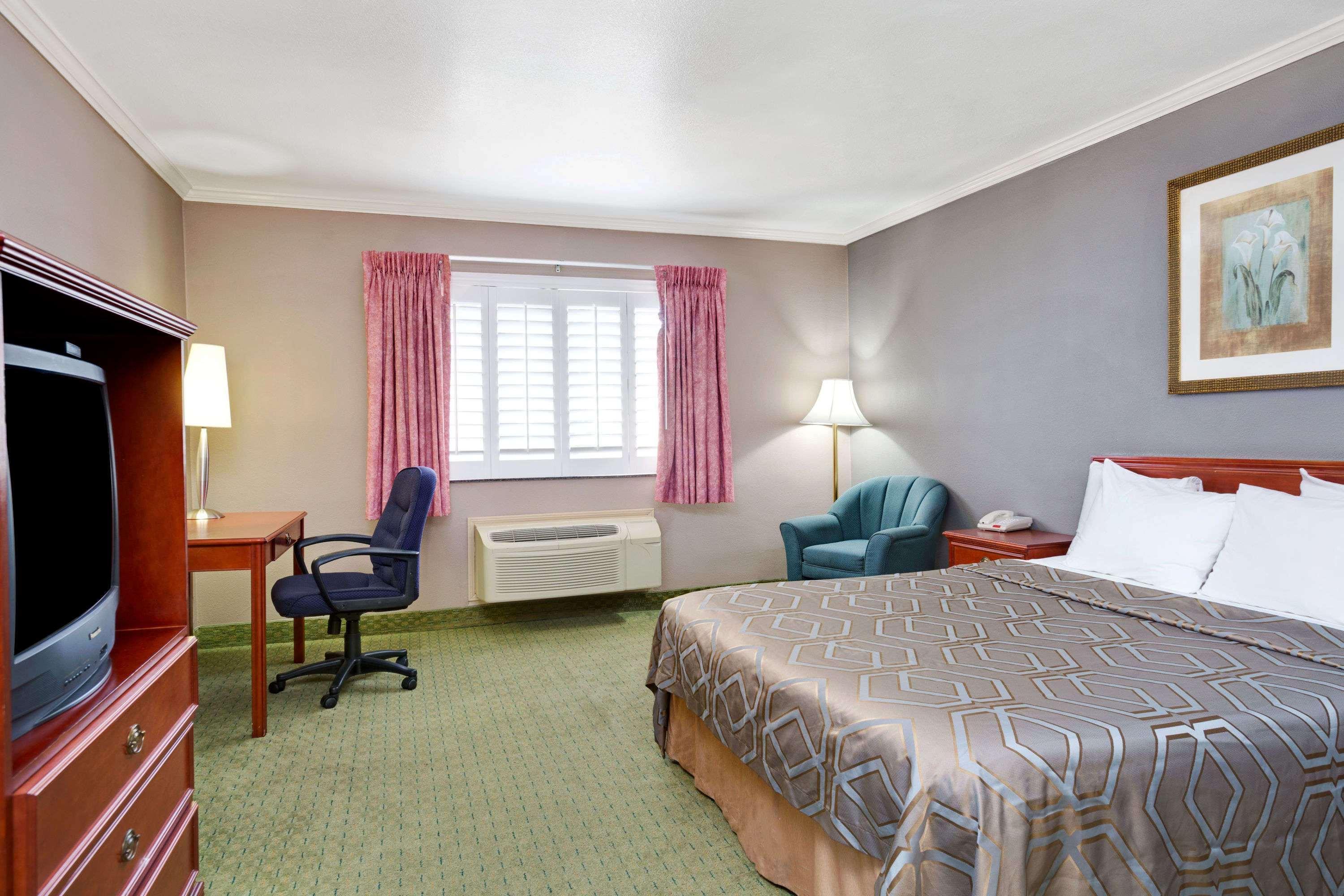 Days Inn By Wyndham Уэст-Ковина Экстерьер фото