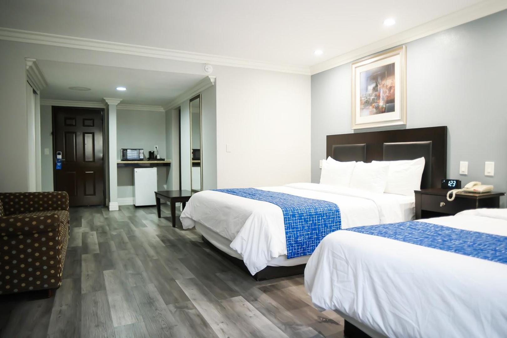 Days Inn By Wyndham Уэст-Ковина Экстерьер фото